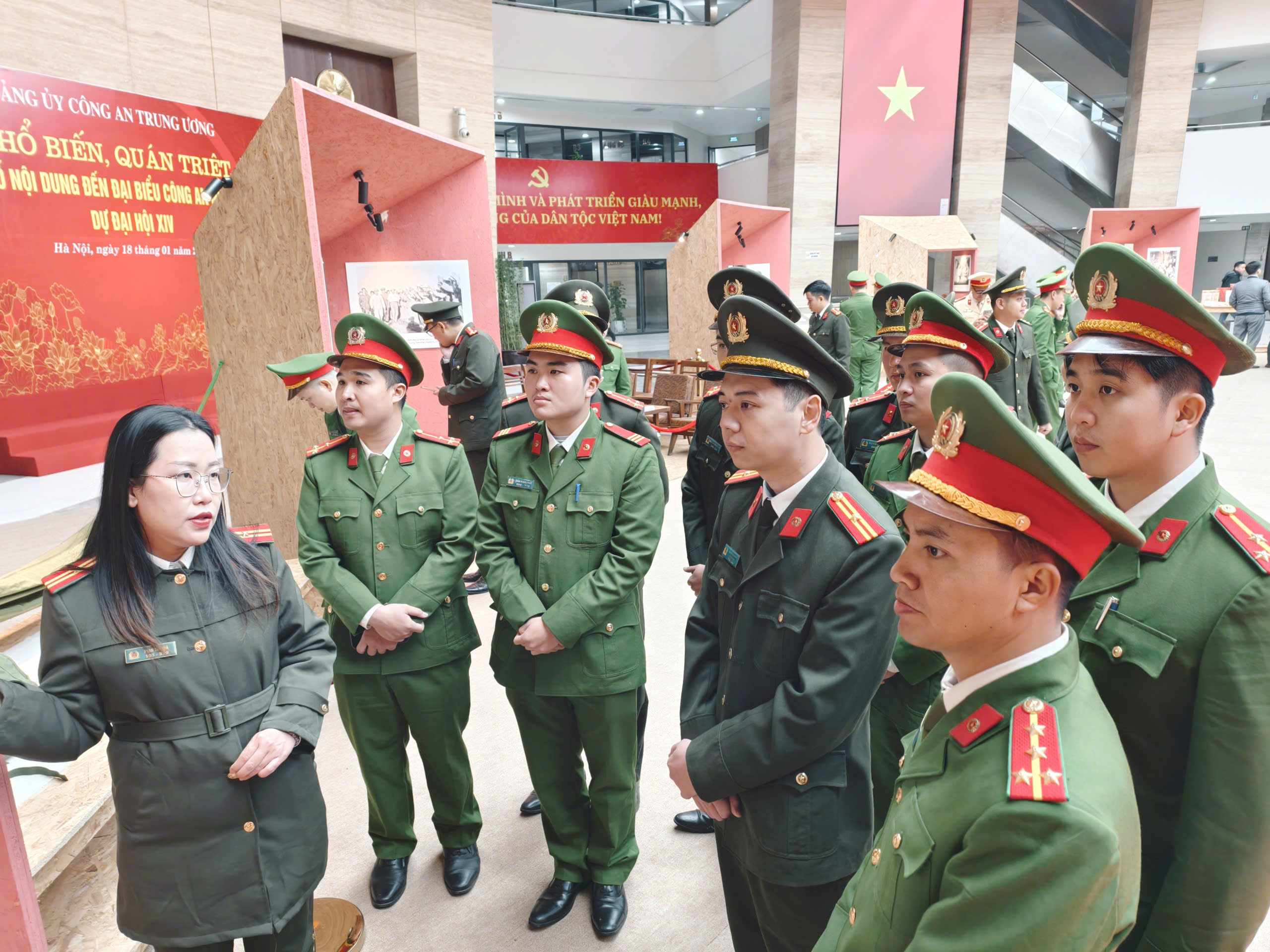 Đoàn viên, thanh niên Công an TP Hải Phòng sinh hoạt chính trị, tham quan các triển lãm chào mừng Đại hội XIV của Đảng